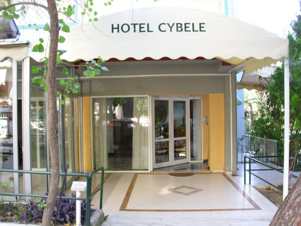 雅典西布莉佩夫基酒店的一座带遮阳篷的克莱德代尔建筑
