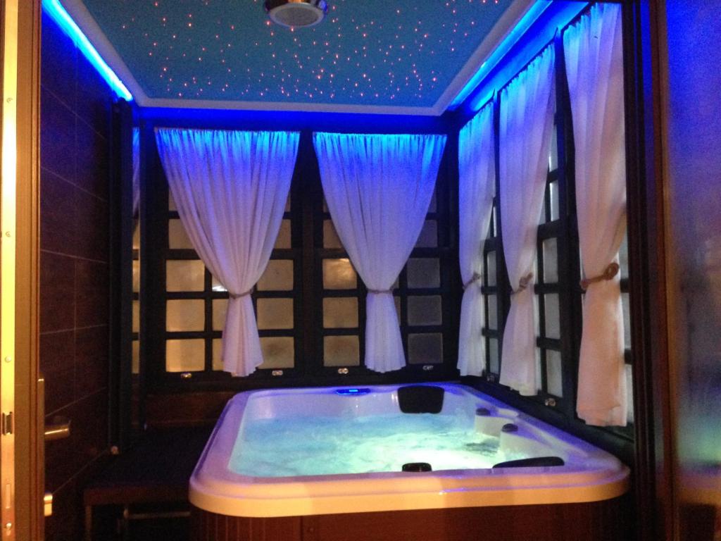 萨拉曼卡Central Quality Apartment Spa Salamanca的蓝色灯的客房内的浴缸