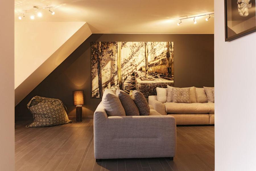 克诺克－海斯特B2B Luxury Apartments Hotel Services Included的客厅配有沙发和墙上的绘画