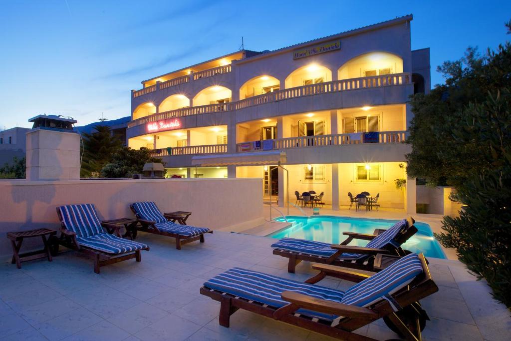 波尔Villa Daniela的酒店配有躺椅和游泳池
