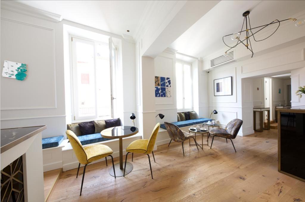 罗马Parisii Luxury Relais Rome的客厅配有沙发和桌椅