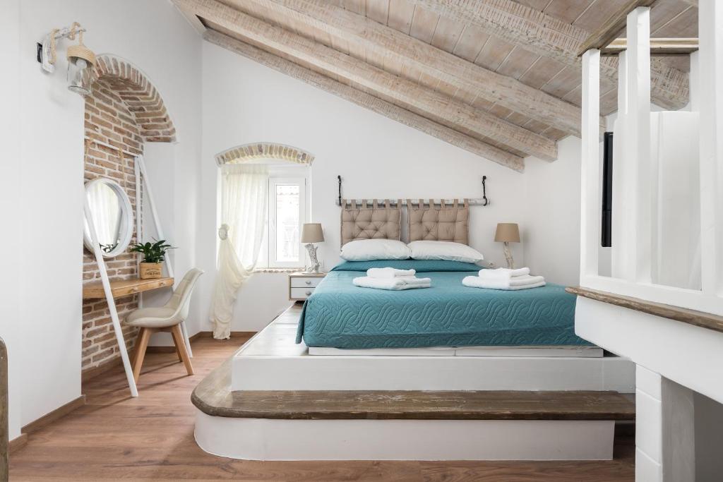 科孚镇Sky Loft Corfu Old Town Apartments的白色卧室配有床和书桌