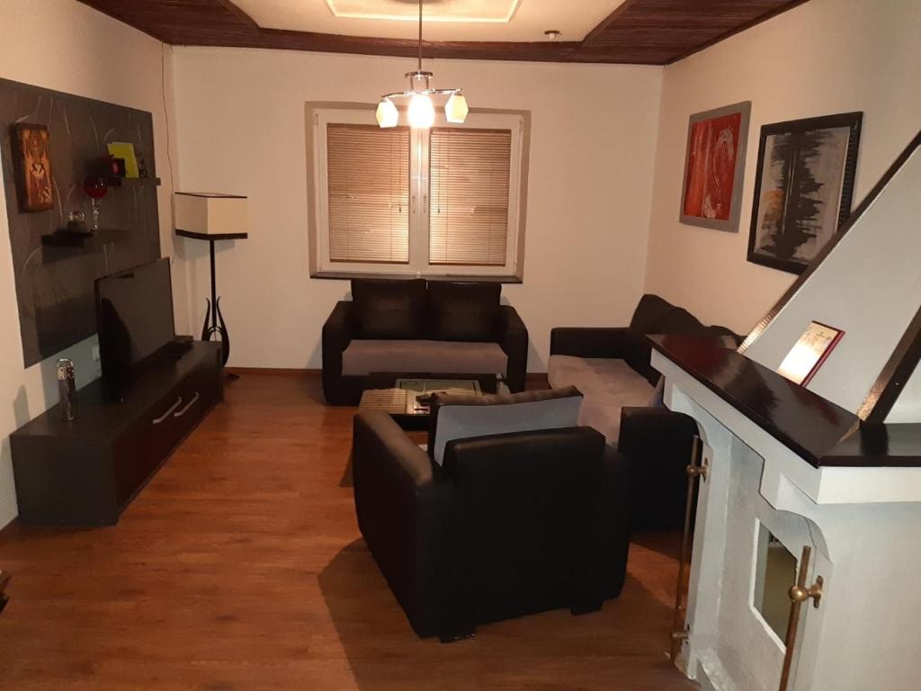 奥赫里德Apartment NIKOLA ORANGE的客厅配有黑色家具和壁炉