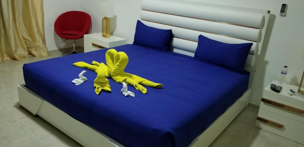 苏莎亚Villa de Colores 3 Rooms 5 king Beds的躺在床上的黄色动物