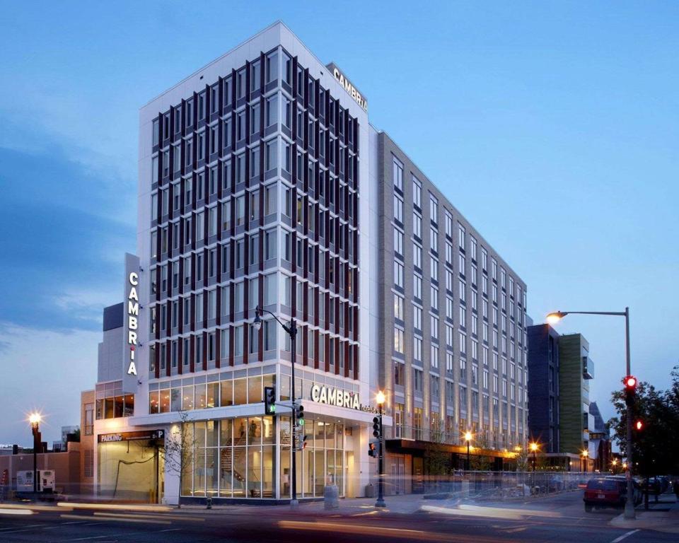 华盛顿华盛顿特区会议中心坎布里亚酒店的城市街道上的一个大型办公楼