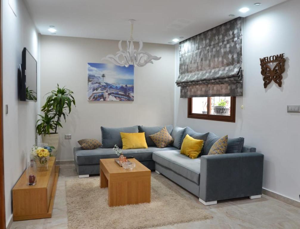 马赫迪耶Sabat的客厅配有沙发和桌子
