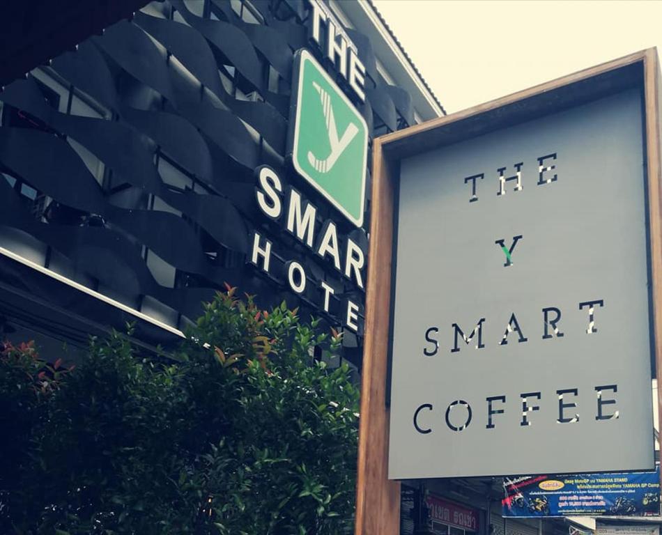 清迈Y智能酒店的建筑前的智能咖啡标志