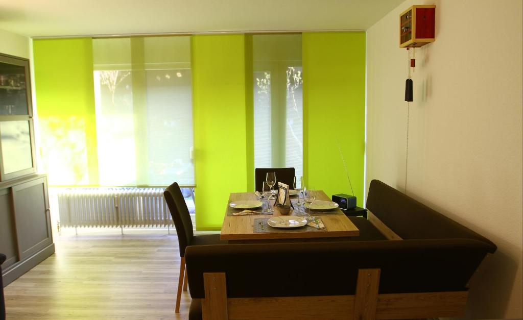 ObertalWaldblick的一间设有桌子和绿色墙壁的用餐室