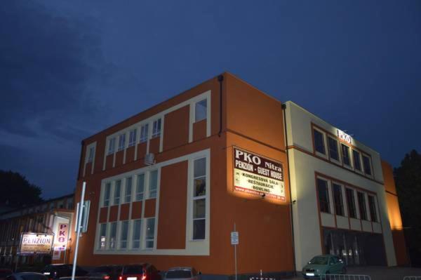 尼特拉尼特拉PKO酒店的停车场内有 ⁇ 虹灯标志的大建筑