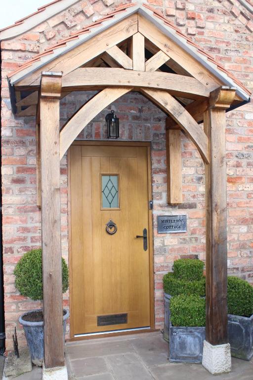 约克Mistletoe Cottage的木门进入砖砌建筑的木门