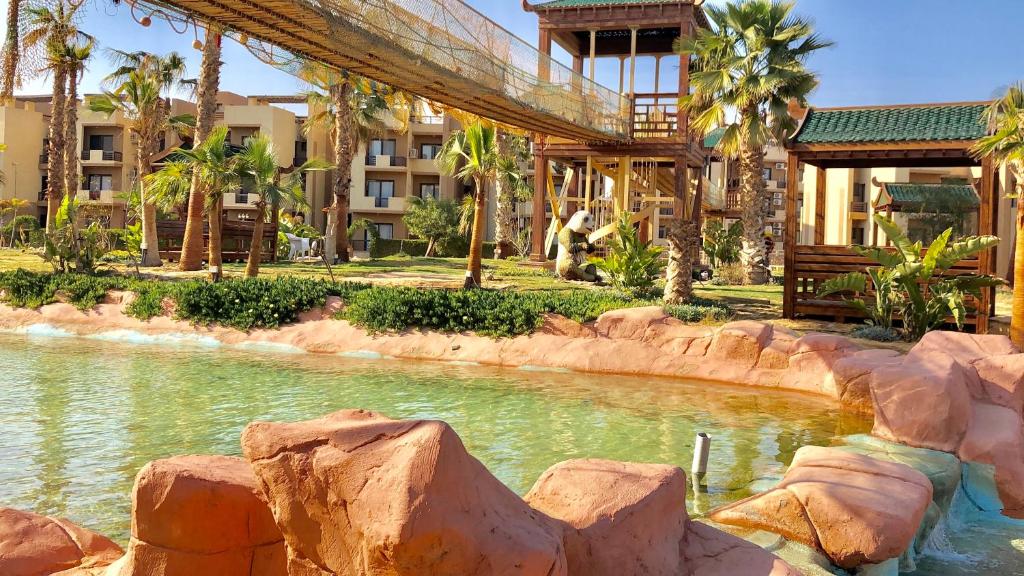 艾因苏赫纳Chalet in Bluebay Asia Resort Ain Sokhna的一个带游泳池的度假村和一个度假村