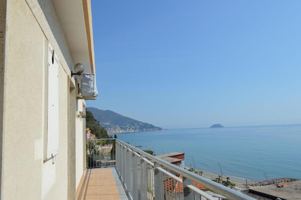 莱圭利亚Appartamento "Abbracciando il Mare"的享有水景的建筑阳台
