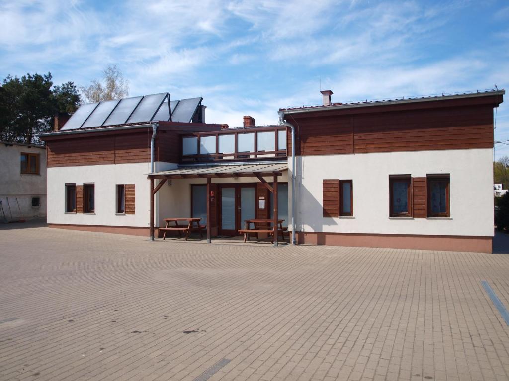 GołuchówAgroturystyka Pod bocianem的顶部有太阳能电池板的房子