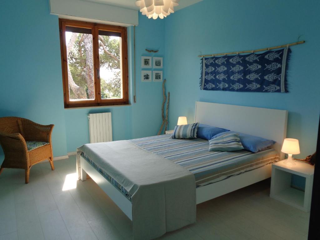 奎尔西亚内拉La casa di Nina的蓝色的卧室设有床和窗户