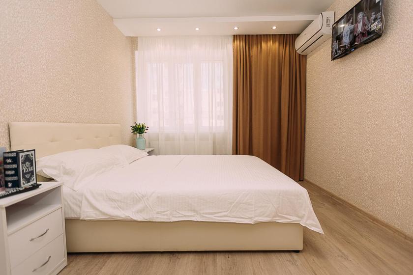 苏梅Люкс апартамента на Харьковской возле ТЦ Лавина的卧室配有白色的床和窗户。
