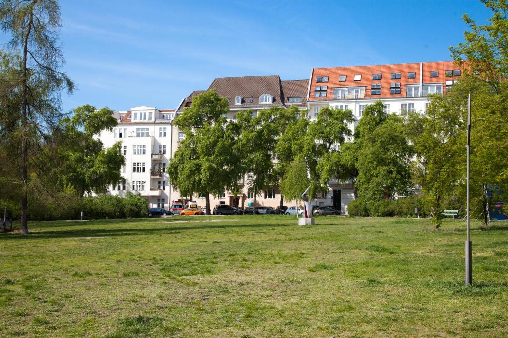柏林安姆公园膳食旅馆的一座公园,在一座建筑前有树木