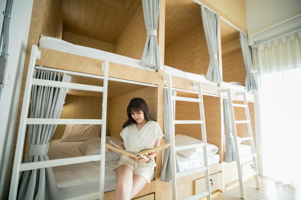 清迈帕克平旅舍的一位女士在双层床上看书