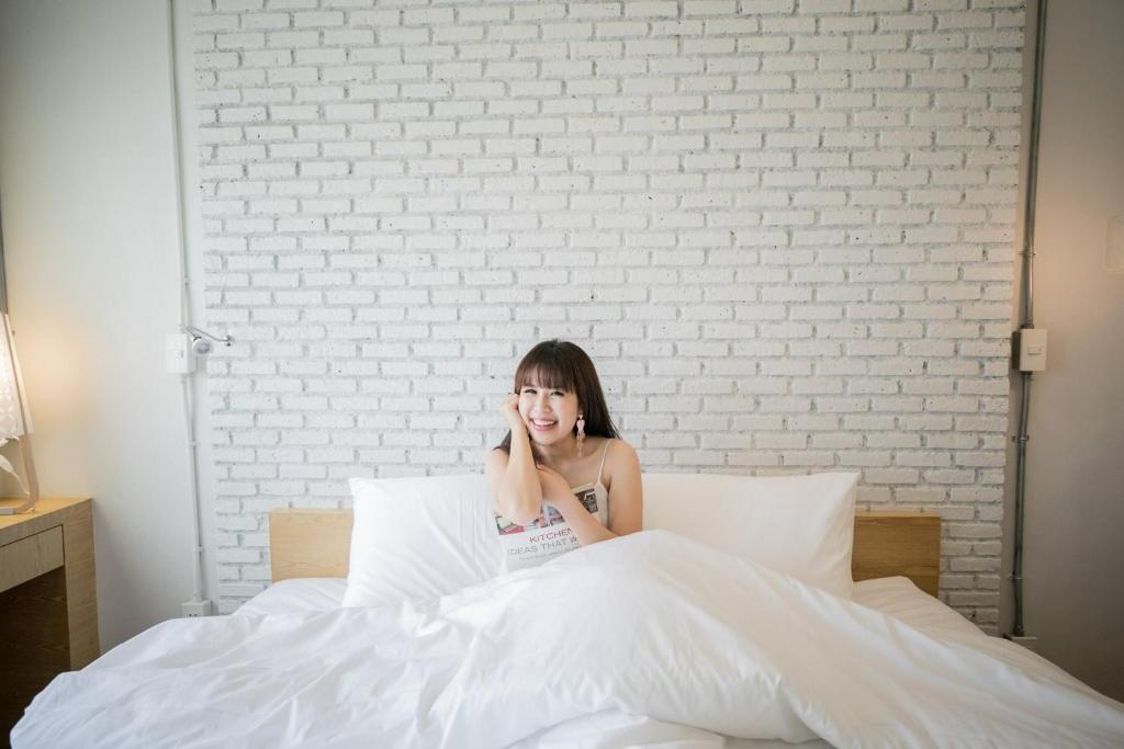 清迈帕克平旅舍的坐在床上的女人