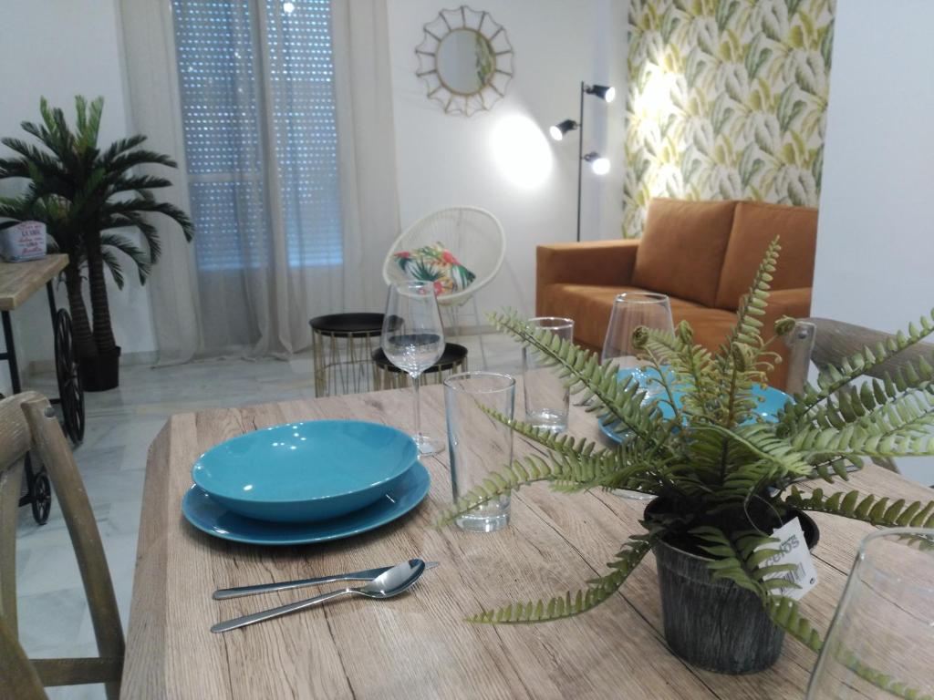 桑卢卡尔-德巴拉梅达Apartamento la albariza.的一张木桌,上面有一个蓝色的板子