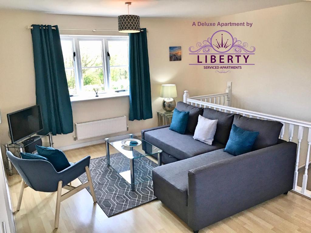 滨海韦斯顿Liberty Locking Castle的带沙发和电视的客厅