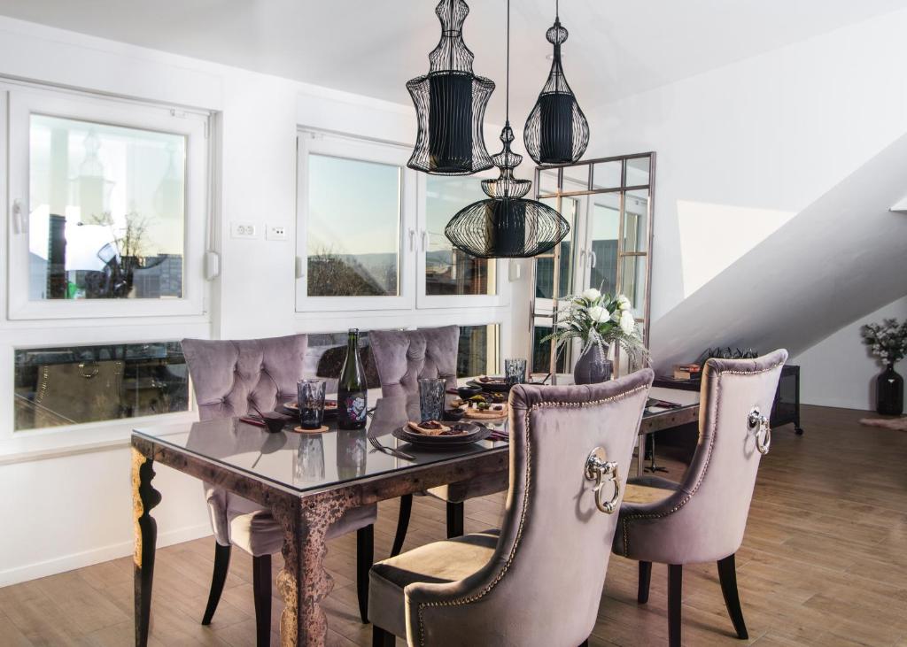 萨格勒布Note Luxury Apartments的一间带桌椅的用餐室