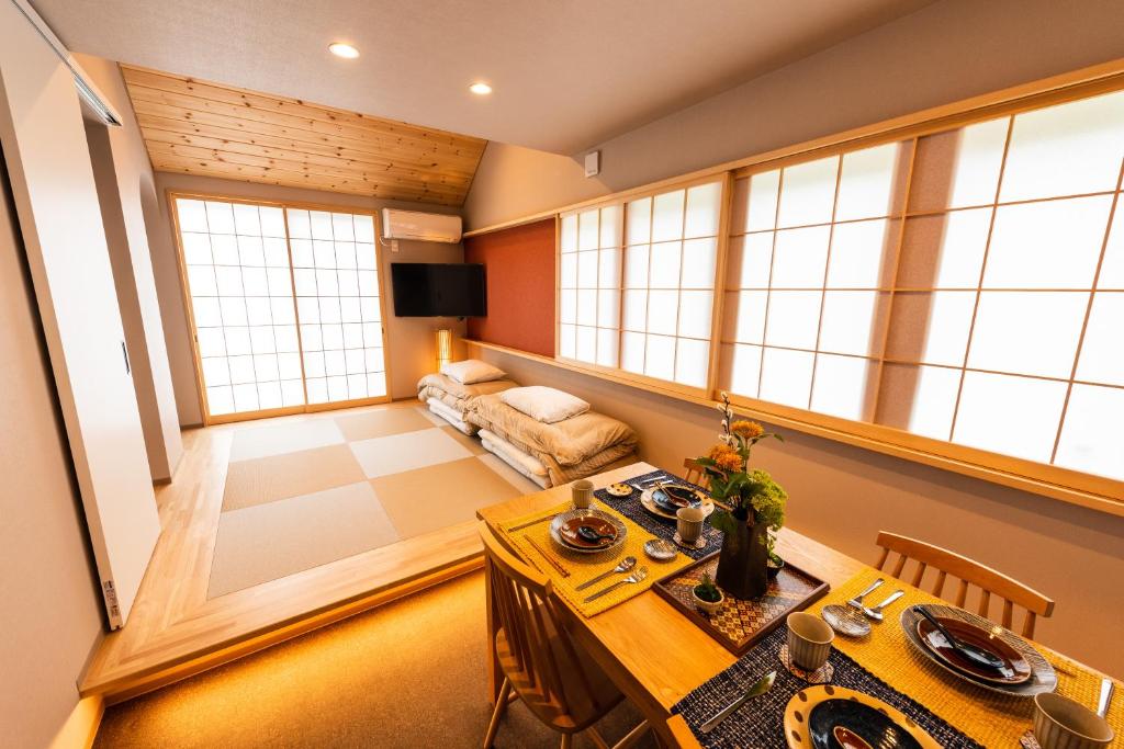 箱根MEIBI Hakone Yumoto的客厅配有桌子和沙发