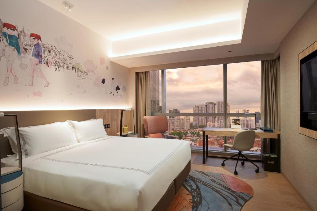 新加坡Capri by Fraser China Square, Singapore的配有一张床和一张书桌的酒店客房