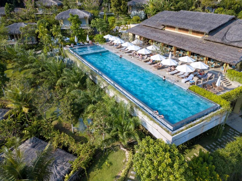 富国Lahana Resort Phu Quoc & Spa的享有度假村游泳池的空中景致