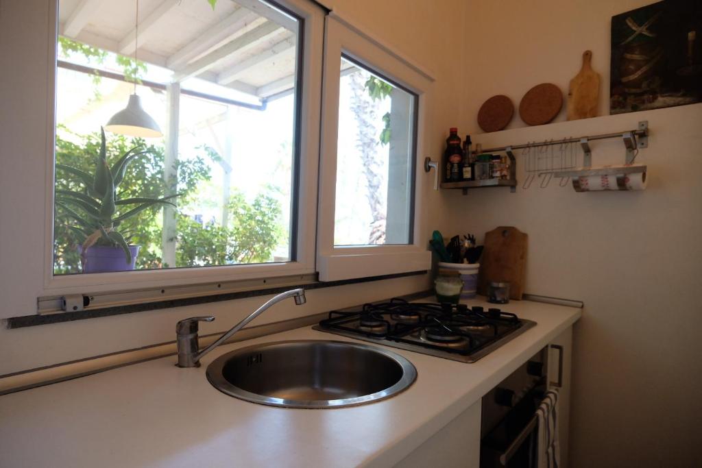 阿茨特雷扎卡瓦拉罗别墅度假屋的厨房配有水槽、炉灶和窗户。