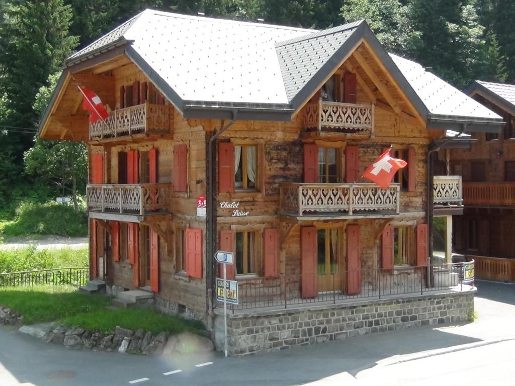 莫尔金斯瑞士小木屋住宿加早餐酒店的一座挂着旗帜的木屋模型