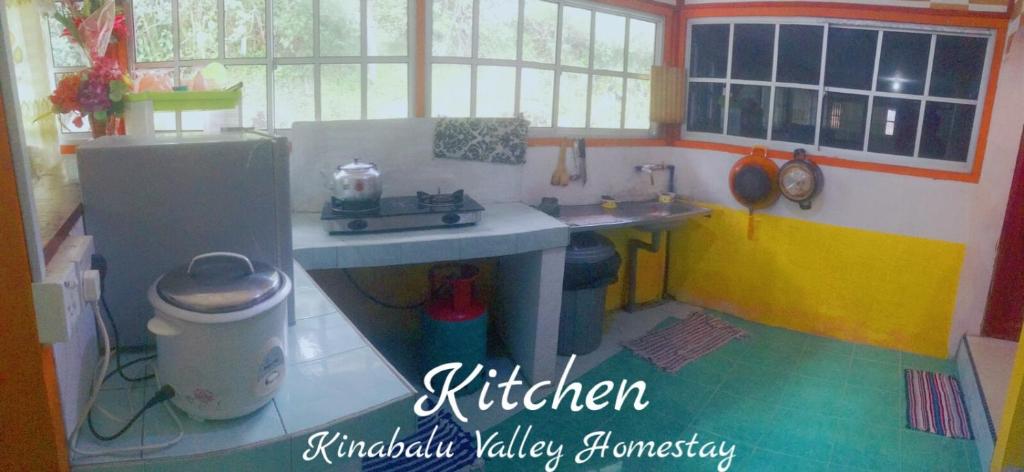 昆达桑Kinabalu Valley Guesthouse的娃娃屋厨房的模型