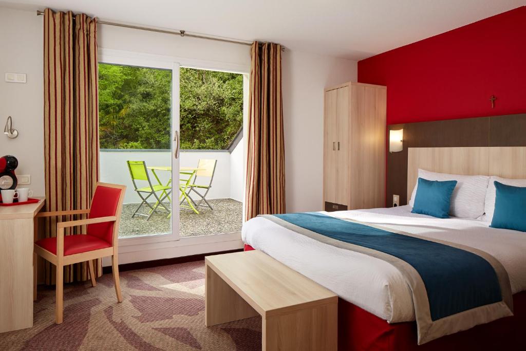 卢尔德罗西酒店的酒店客房设有床和窗户。