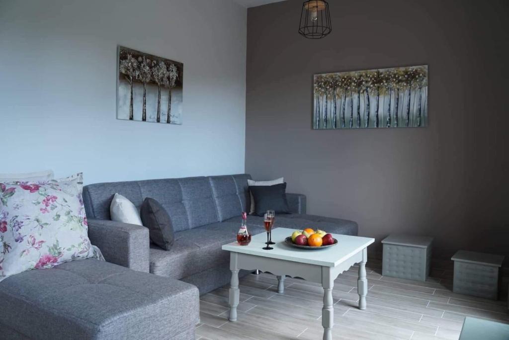 PotamiáInGreen apartment的客厅配有沙发和水果桌