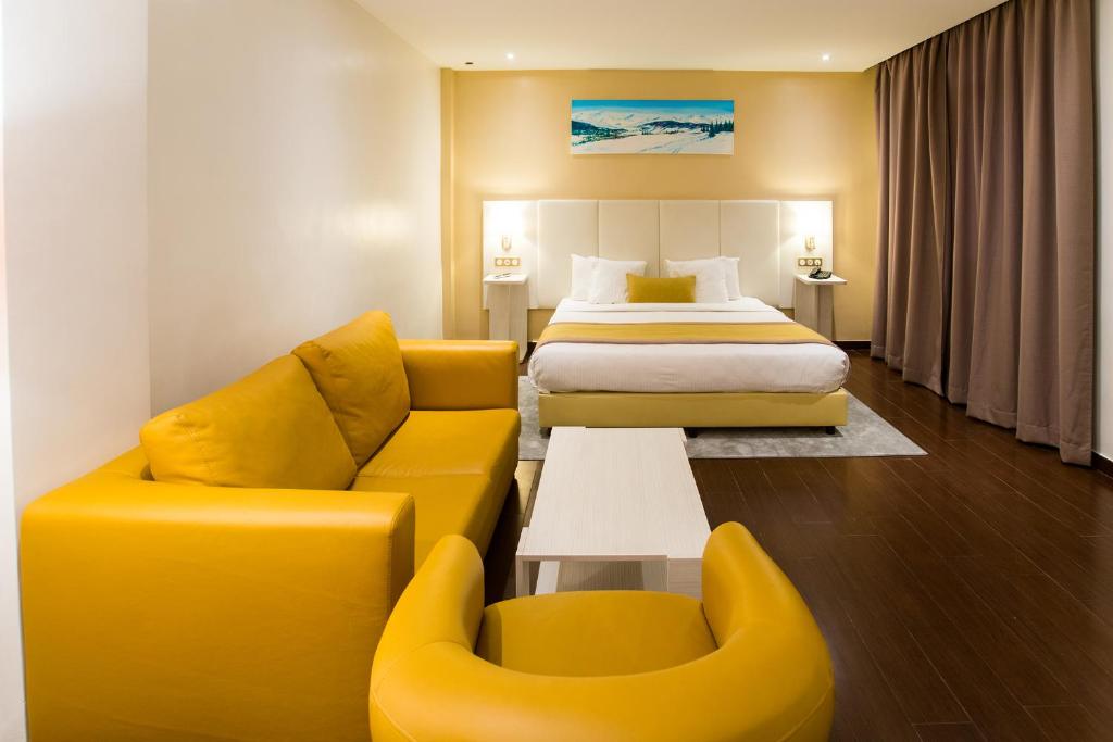 阿尔及尔最佳夜晚酒店的酒店客房,配有床和沙发