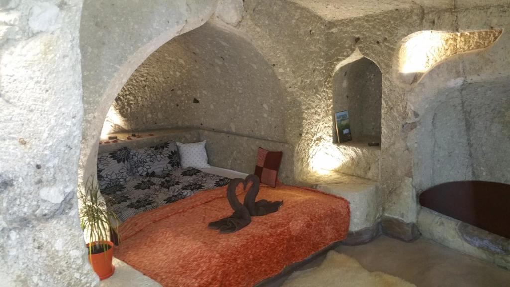 SzomolyaRiolit Barlangszállás Szomolya的石头间内一间卧室,配有一张床