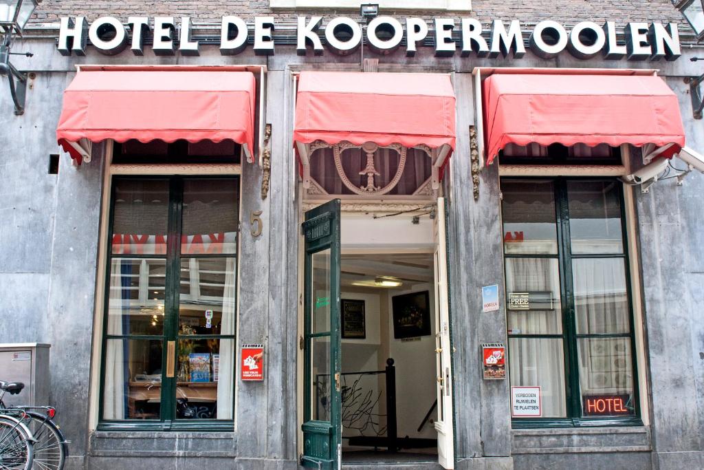 阿姆斯特丹库帕尔莫伦的一座位于大楼内的红色遮阳篷酒店