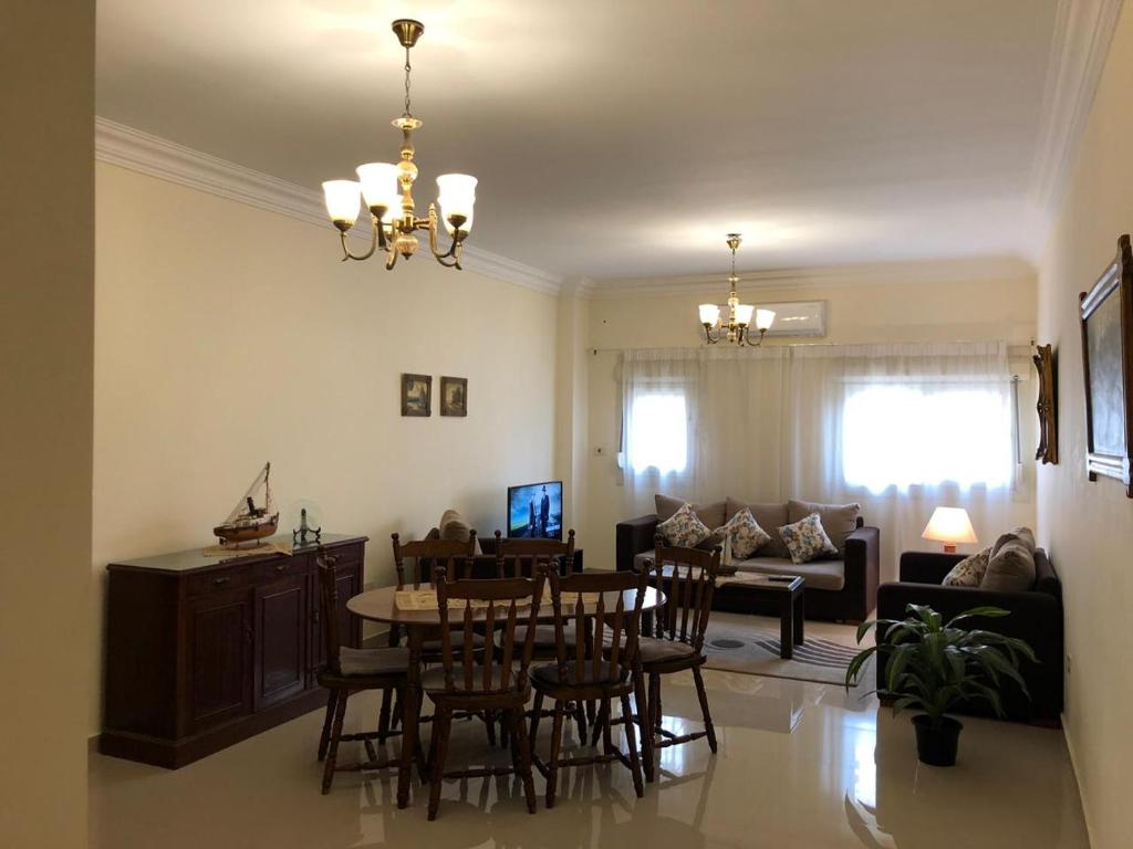 开罗El-Shorouk Housing gate2的用餐室以及带桌椅的起居室。