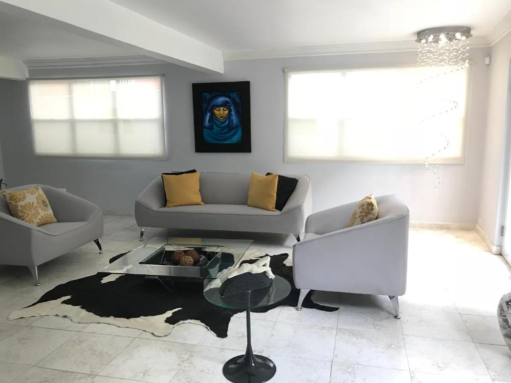 GuaynaboCasa Sofia的客厅配有两张沙发和一张桌子