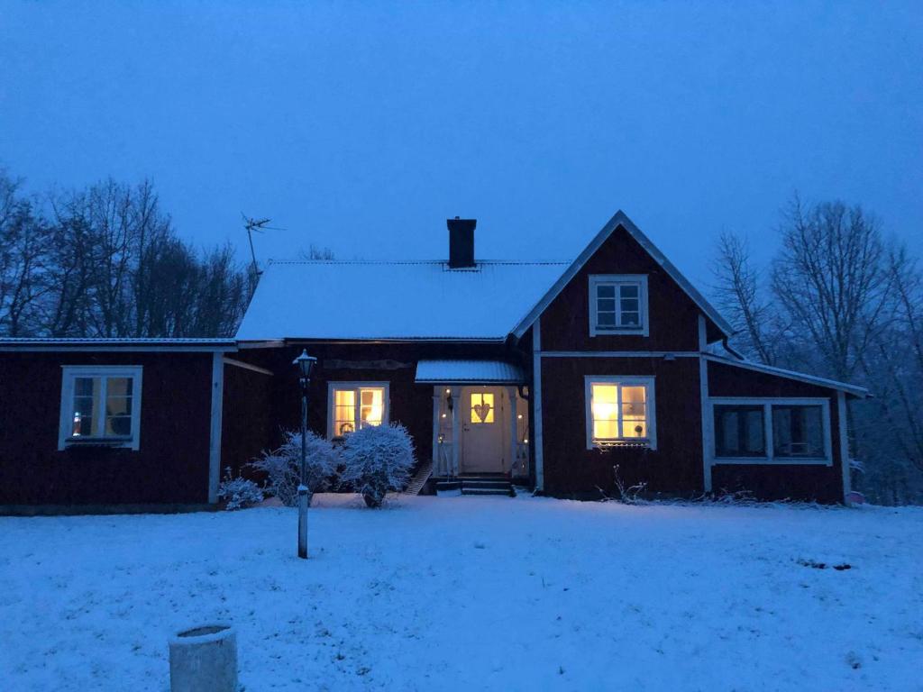 尤城Nordhagen Gate的雪中灯火通明的房子