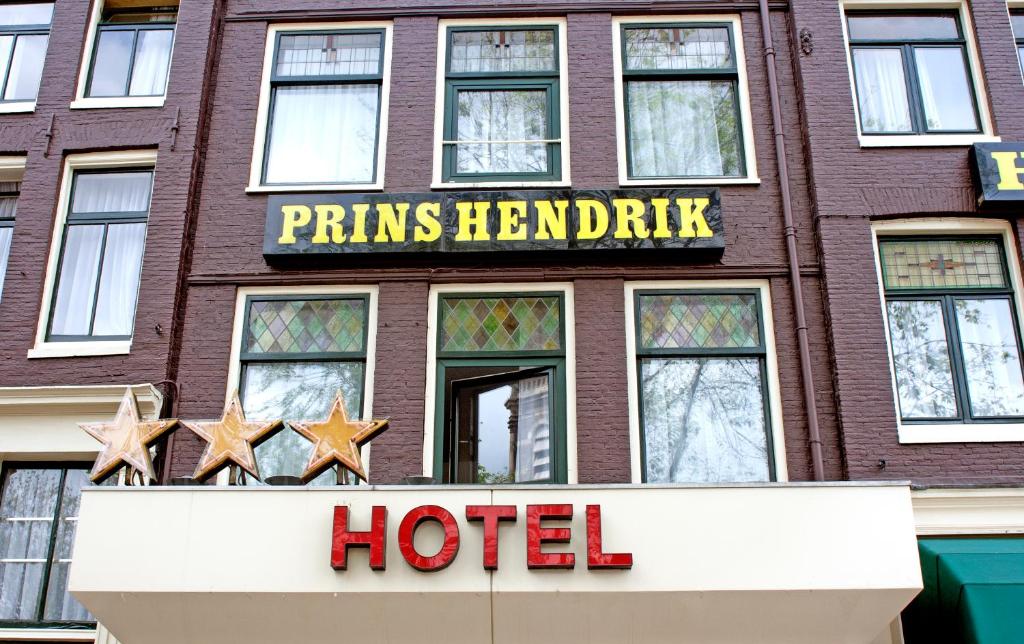 阿姆斯特丹亨德里克王子酒店的砖楼一侧的酒店标志