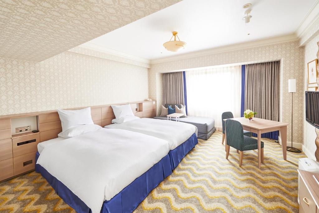 浦安东京湾大仓酒店的酒店客房配有两张床和一张书桌