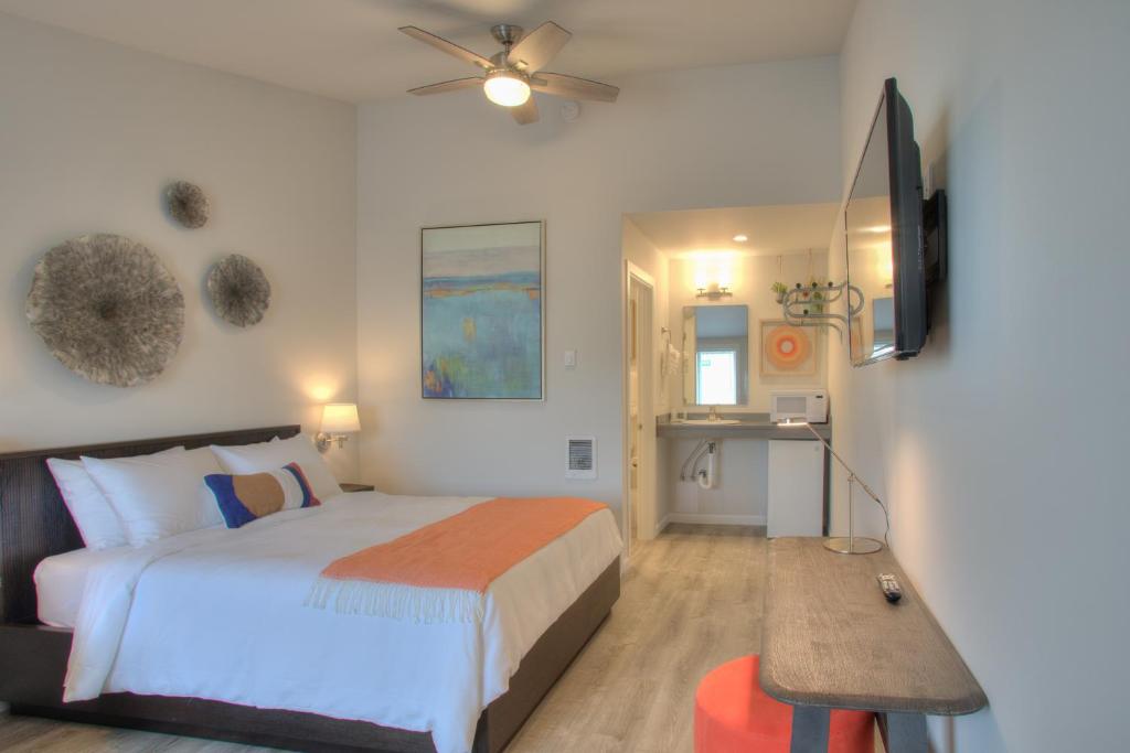 洋滨市OCEAN SHORES RESORT - Brand New Rooms的一间卧室配有一张床和一台平面电视