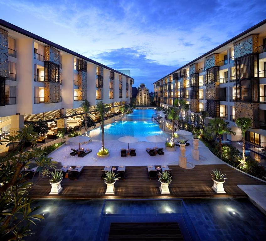 塞米亚克特兰斯巴厘岛度假村的享有酒店庭院的顶部景色,设有游泳池