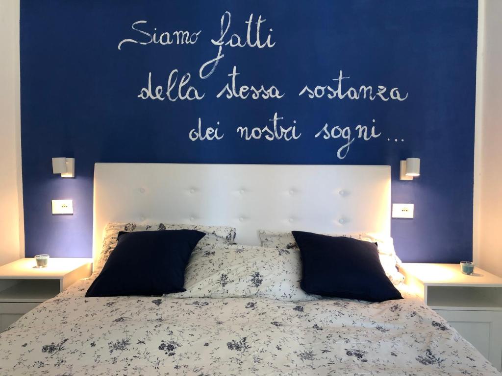 里米尼Bed and Breakfast Villa Giovanna的一间卧室配有一张蓝色墙壁的床