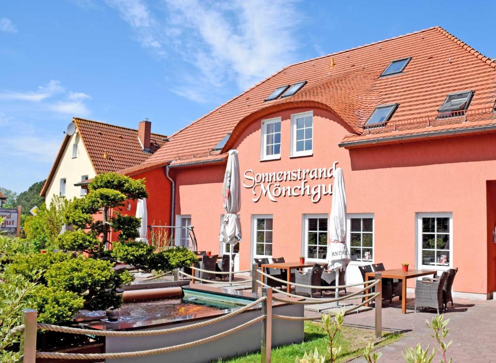 洛布Das kleine Hotel auf Mönchgut的大楼前设有游泳池的酒店