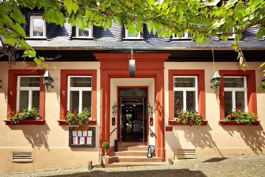 贝尔恩卡斯特尔-库斯德科特韦斯托布酒店的窗户上有红色装饰和鲜花的建筑