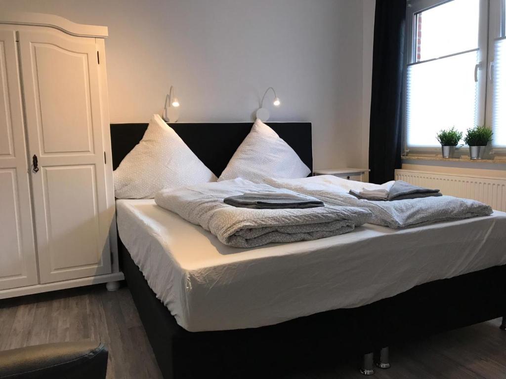 奈斯玛兹埃勒Kleine Möwe的一间卧室配有带白色床单和枕头的床。