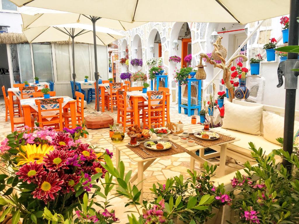 博德鲁姆博德鲁姆萨德民宿酒店的庭院设有桌椅和鲜花