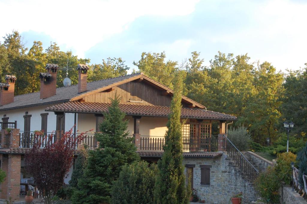 古比奥Agriturismo Countryhouse Le Giare的带阳台的门廊的房子