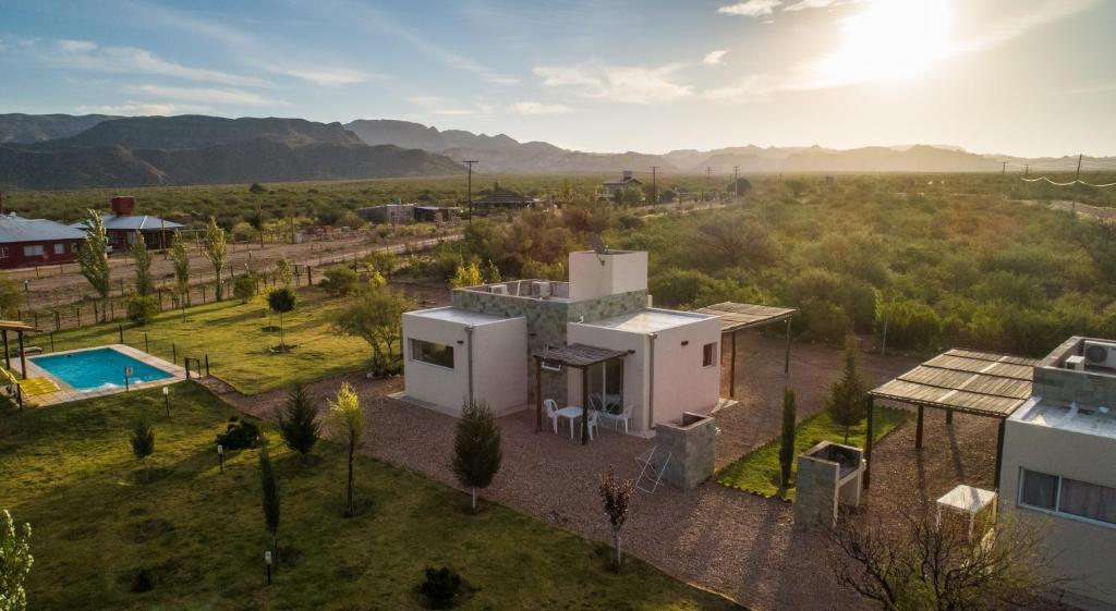 格兰德山谷Cabañas EcoNature的享有带游泳池的房屋的空中景致